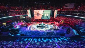 复仇成功！TES 3-2 险胜T1，Knight阿卡丽终结Faker沙皇。